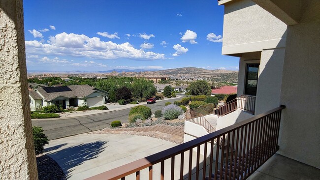 Building Photo - Home with amazing views