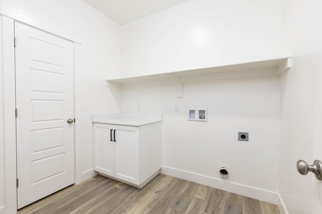 Building Photo - 3 bed plus office / 2.5 bath / 3 car Single Story with Community Pool!