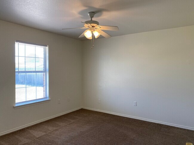 Building Photo - 3 bed 2 bath home, large backyard!