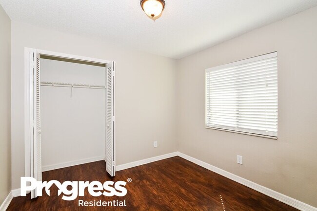 Building Photo - 215 River Chase Dr