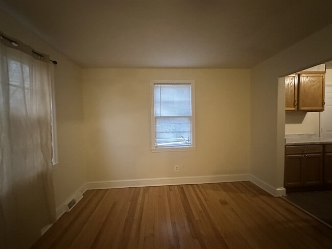 Building Photo - 717 Melrose Ave