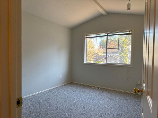 Building Photo - Cozy 4 beds in Klahanie near Challenger El...