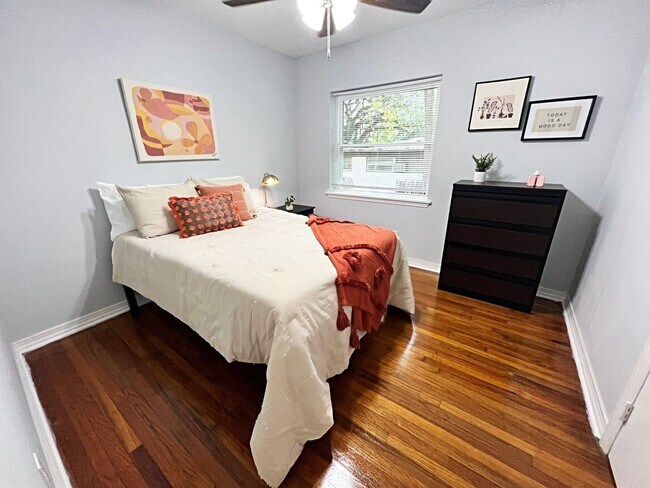 Building Photo - 4 BR 3 BATH ON WESTRIDGE!