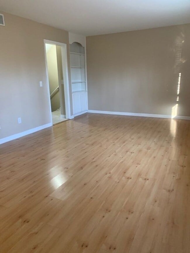 Building Photo - Large 3 Bedroom 2.5 Bath Townhome in Prime Location