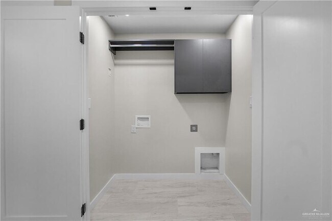 Building Photo - 2204 Corales St