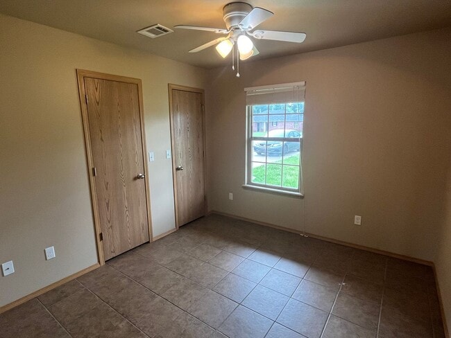 Building Photo - 1528 E 11th Cove