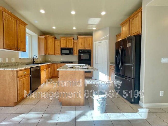 Building Photo - 2896 E Lookout Dr