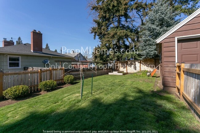 Building Photo - Delightful Two Bedroom Duplex In SE Portland - Fenced Yard!