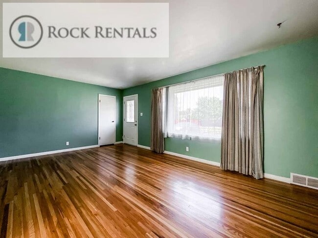 Building Photo - Updated 4 Bed 1 Bath near City Center