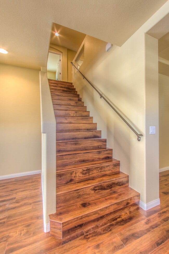 Building Photo - Gorgeous 5 bedroom home in Southern Highlands area