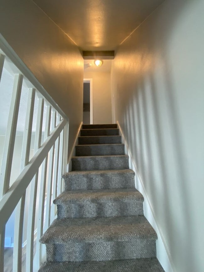 Building Photo - Rent $925; 2 Bed Duplex