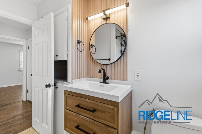 Building Photo - Immaculately Cared for Remodeled East End home