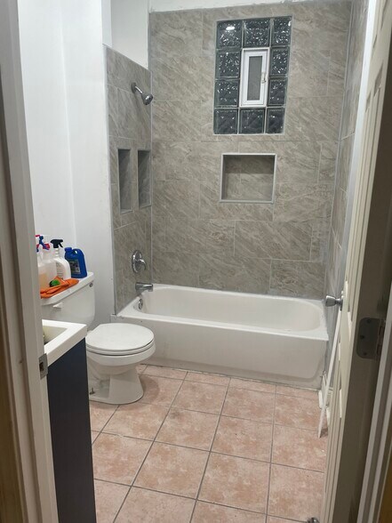 Building Photo - 2737 S Avers Ave
