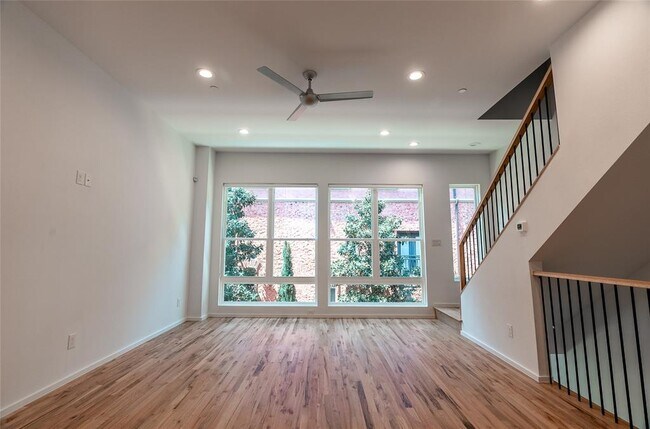 Building Photo - 5931 Ross Ave
