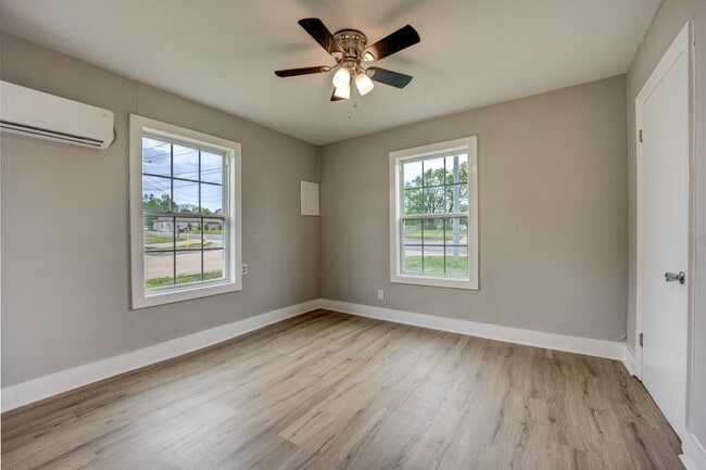 Building Photo - Freshly Updated House