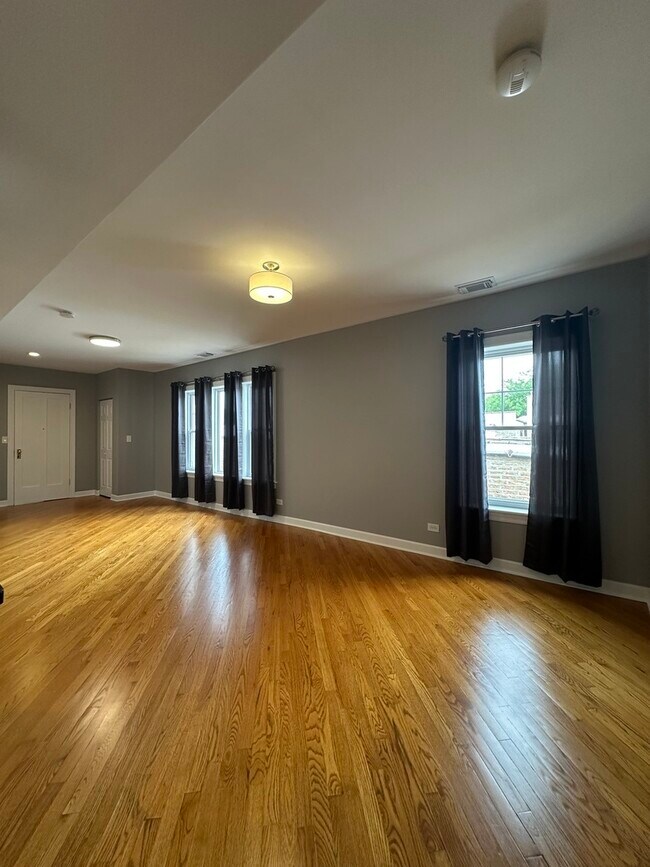 Building Photo - 5643 N Artesian Ave