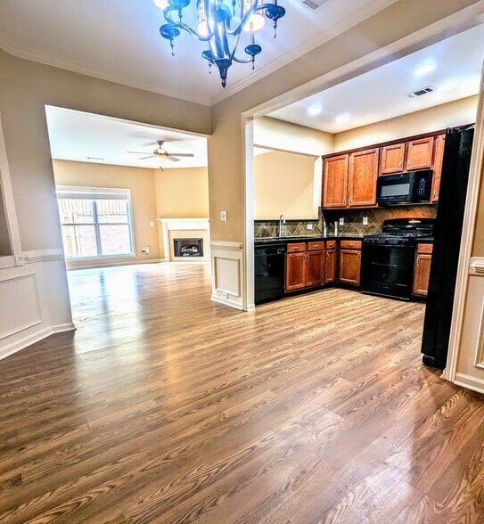 Building Photo - 300 Knelston Oak Dr NE