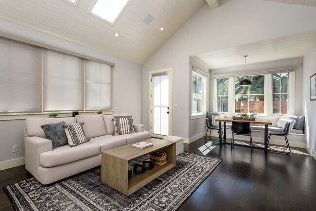 Building Photo - Furnished Downtown Palo Alto Modern Home with Timeless Design