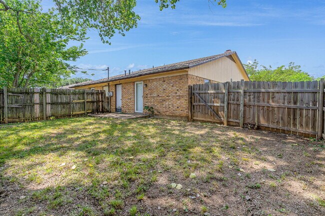 Building Photo - Cozy 2BD Home with Modern Touches in Arlington, TX