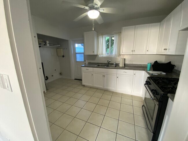 kitchen - 4164 Howard Ave