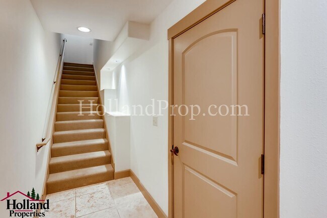 Building Photo - Pet free 3 bedroom Home with natural light...