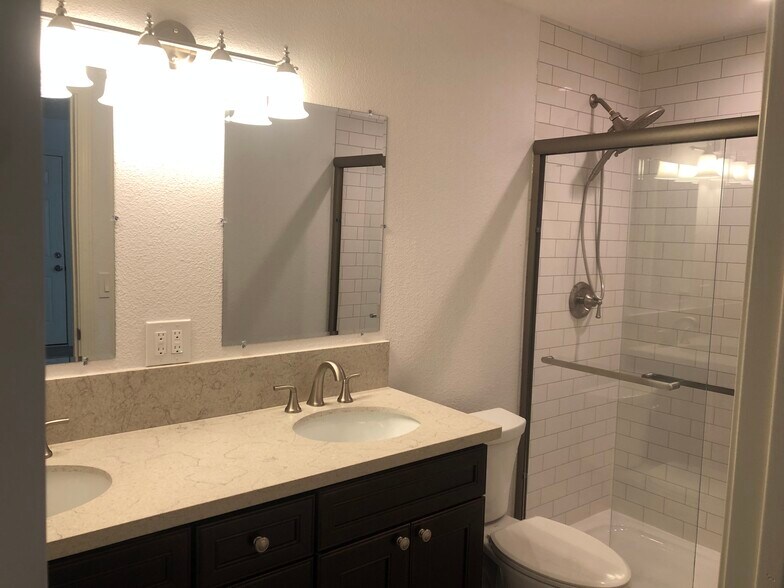 Primary bathroom - 648 Jefferson Ave