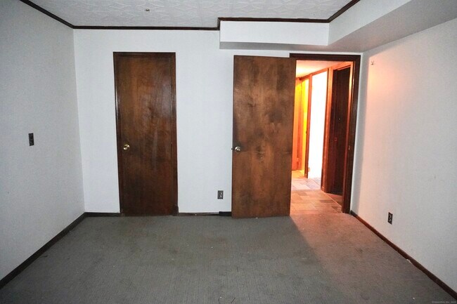 Building Photo - 60 Sleepy Hollow Dr