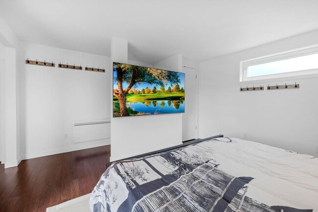 Building Photo - 2 bed 1.5 bath houseboat on Lake Union