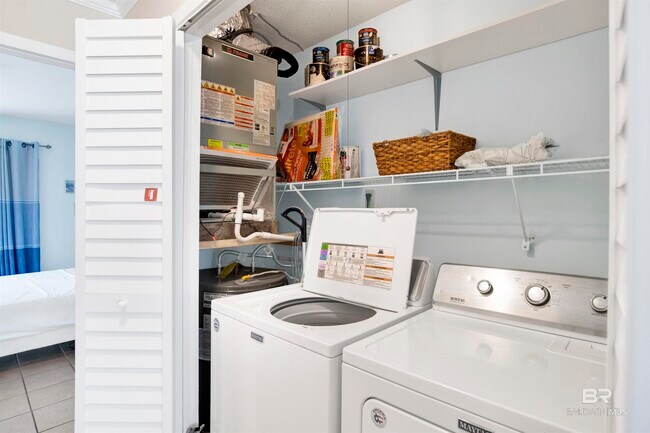 Building Photo - 554 E Beach Blvd