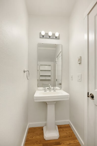 Building Photo - 5430 California Ave SW