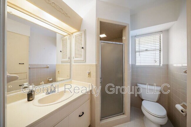 Building Photo - 425 Crestwood Dr