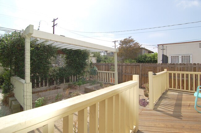 Building Photo - 3032 Glenhurst Ave