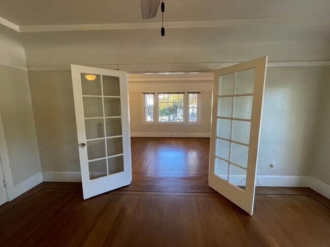 Building Photo - Charming one-bed, one-bath apartment in Midtown