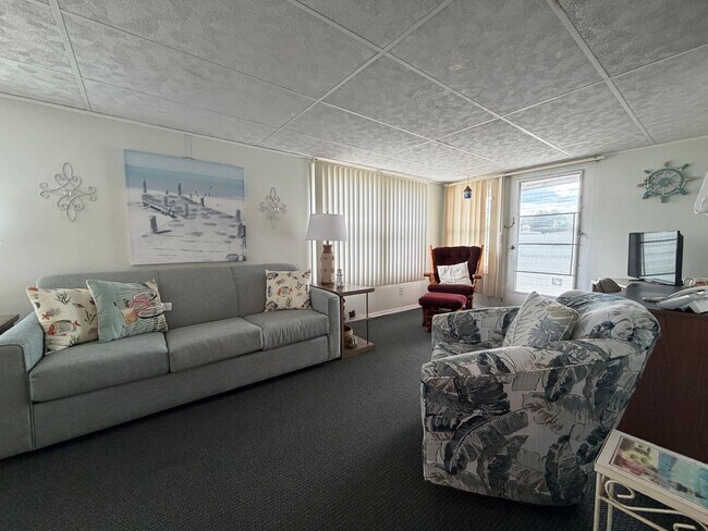 Building Photo - 4833 Royal Palm Dr