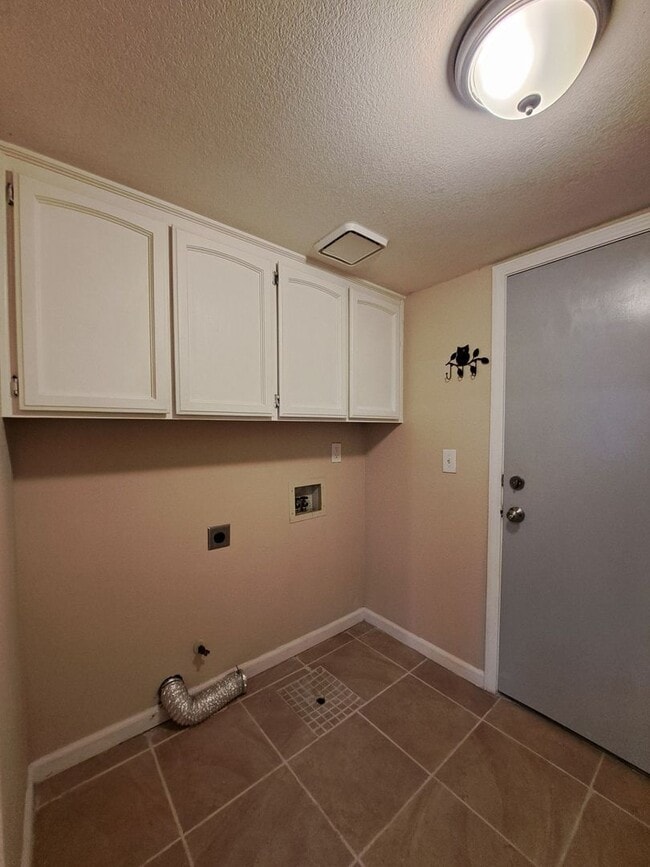 Building Photo - Stunning Large 4 Bedroom Home! Located Near Cedar & Nees!