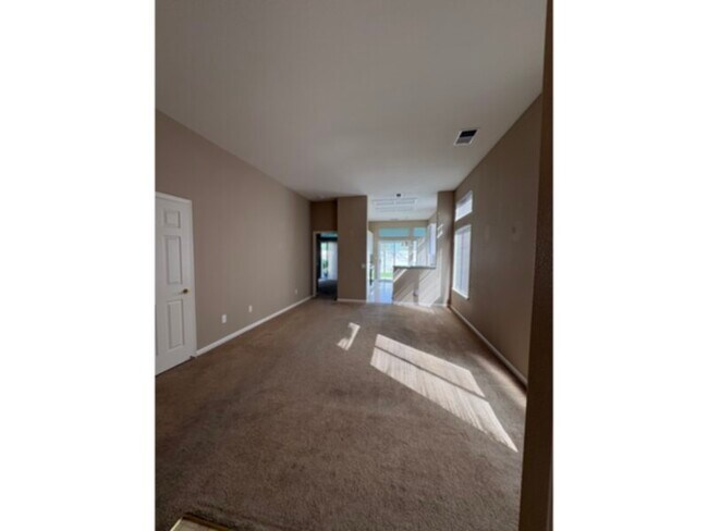 Building Photo - 2 Bed 2 Bath Duplex For Senior Living