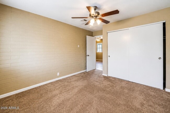 Building Photo - 1015 E Marigold Ln