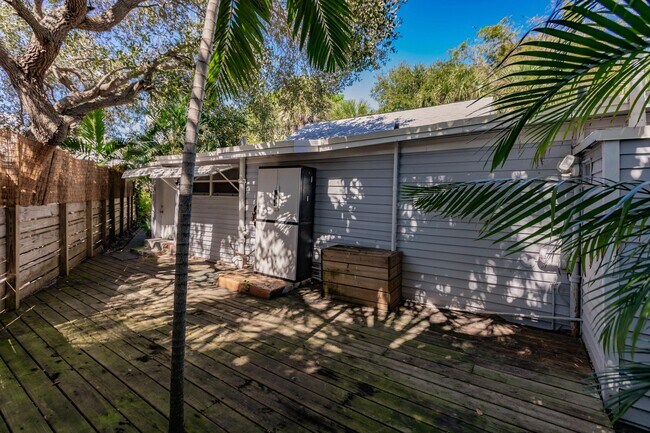 Building Photo - 808 N Palmway