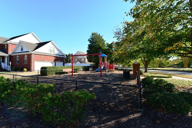 Building Photo - Clubhouse and pool community in the heart of Greenbrier!