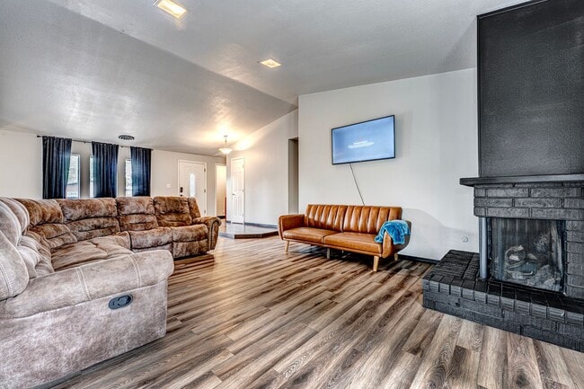 Building Photo - Fully Furnished Rental