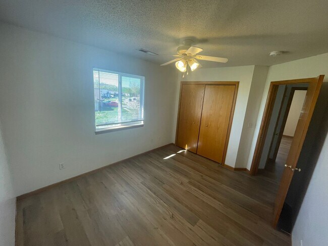Building Photo - AVAILABLE NOW!!!  2 bedroom, 1 bath condo ...
