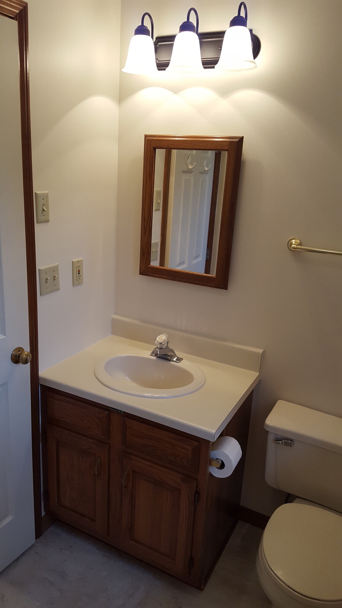 Clean Vanity & Med. Cabinet - 880 E Bryan St