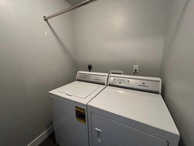 Building Photo - 3  Bedroom 2 Bathroom Condo in Springville!