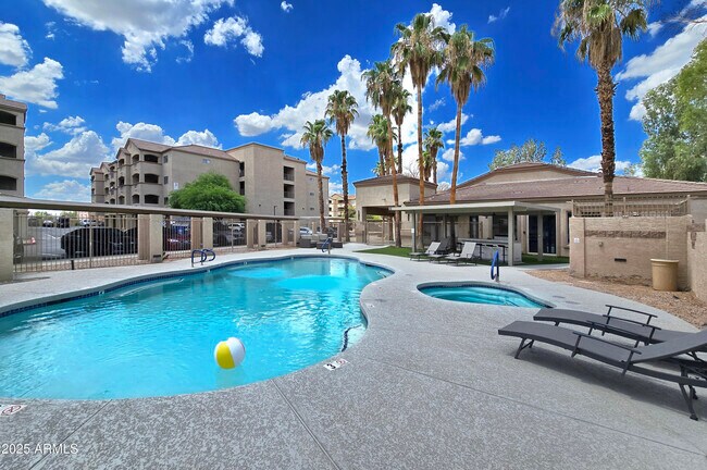 Building Photo - 920 E Devonshire Ave