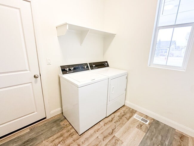 Building Photo - Welcome to this charming 3 bed 2.5 bath ho...