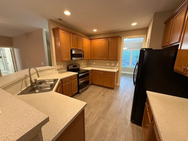 Building Photo - HUGE 5 Bedroom 3 Stroy Home with Fenced in...