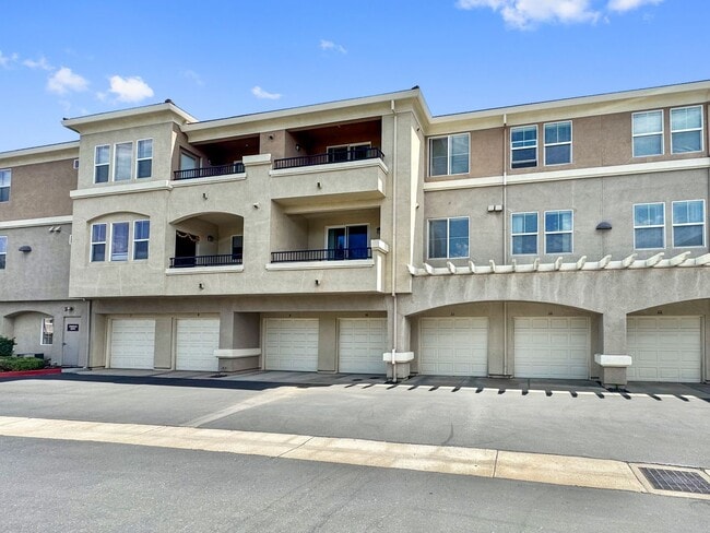 Building Photo - Updated 2BR/2BA Condo with Garage in Prime...