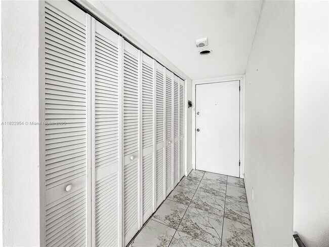 Building Photo - 2000 NE 135th St