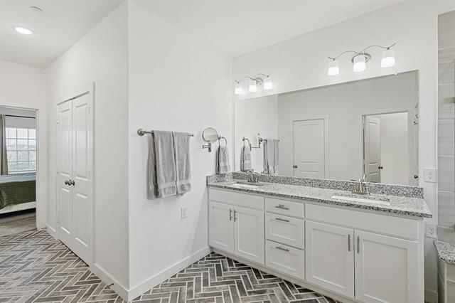 Building Photo - 1008 Redbrick Ln