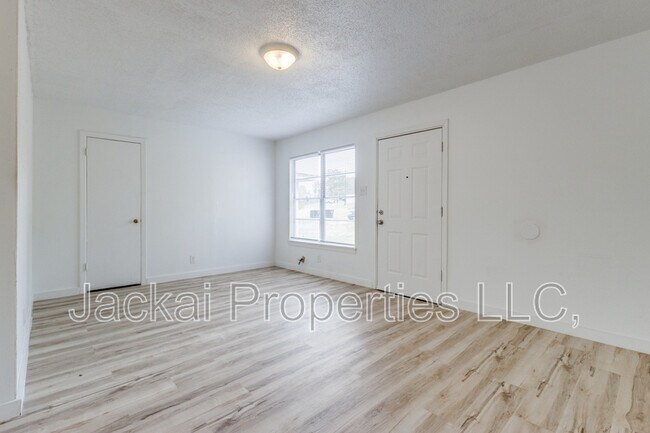 Building Photo - 15 MacArthur Dr